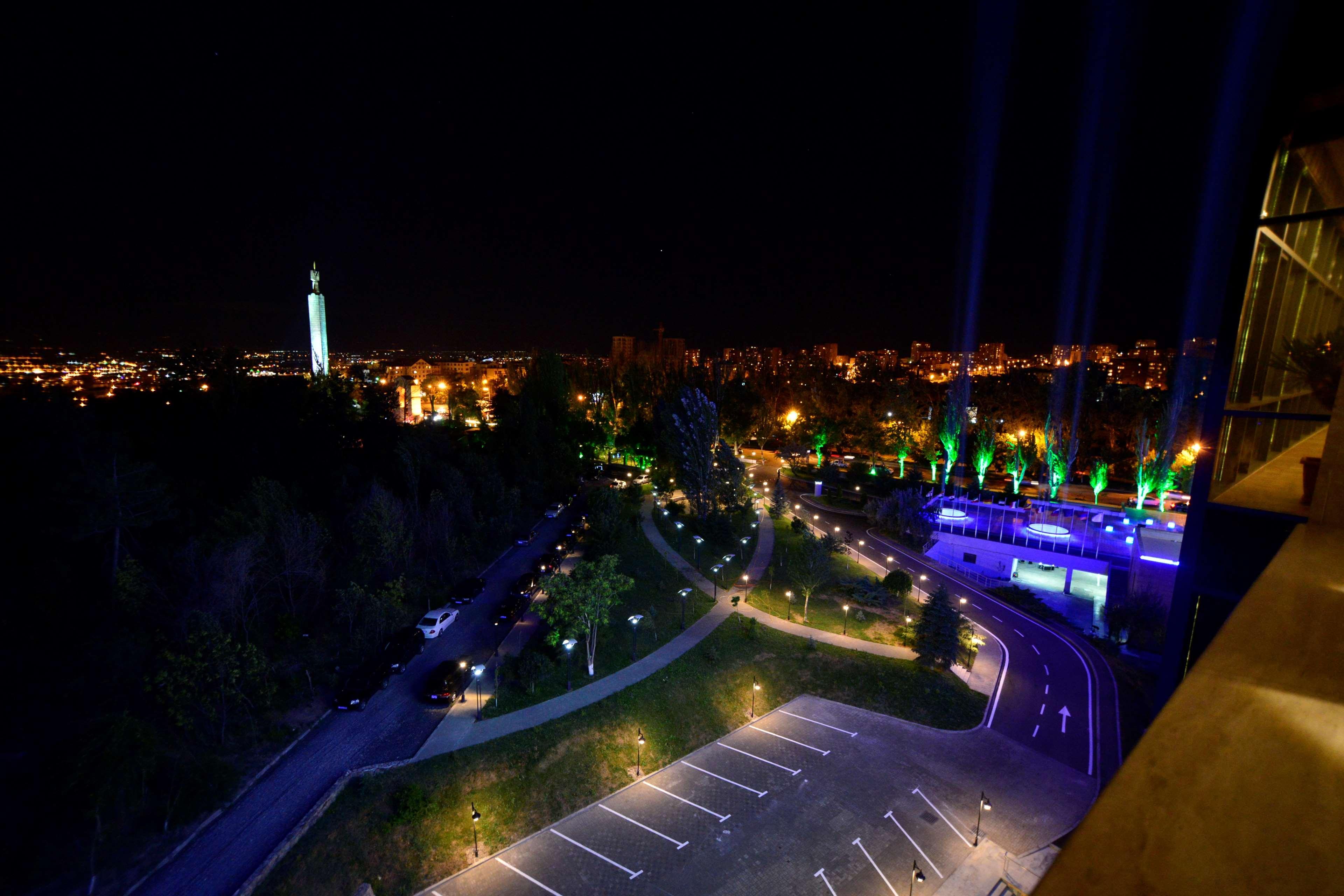 Radisson Blu Hotel Jerevan Exteriér fotografie The park at night
