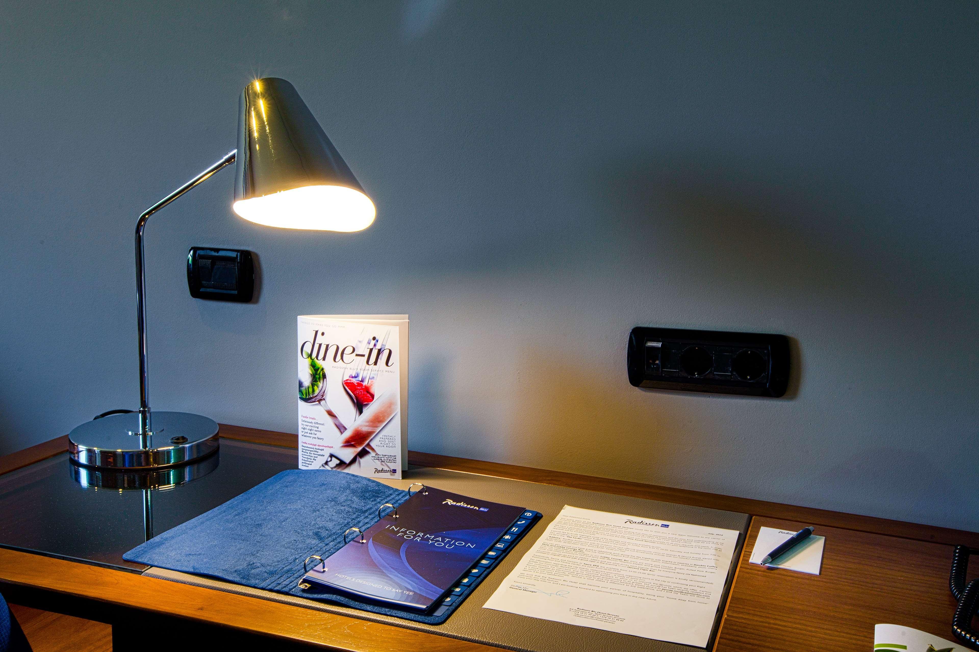 Radisson Blu Hotel Jerevan Exteriér fotografie A desk lamp