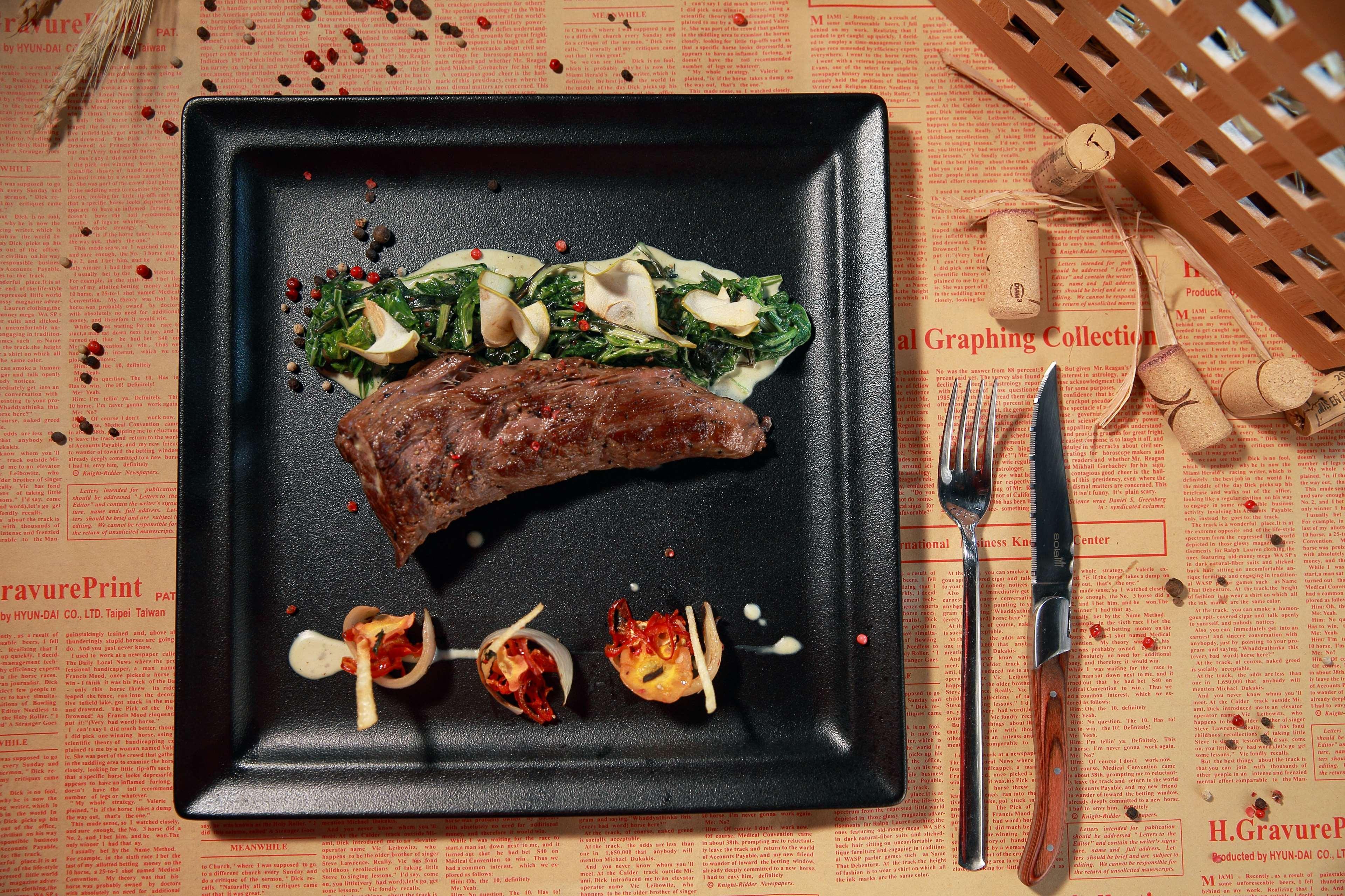 Radisson Blu Hotel Jerevan Exteriér fotografie A steak prepared with the cooking technique of "sous-vide"