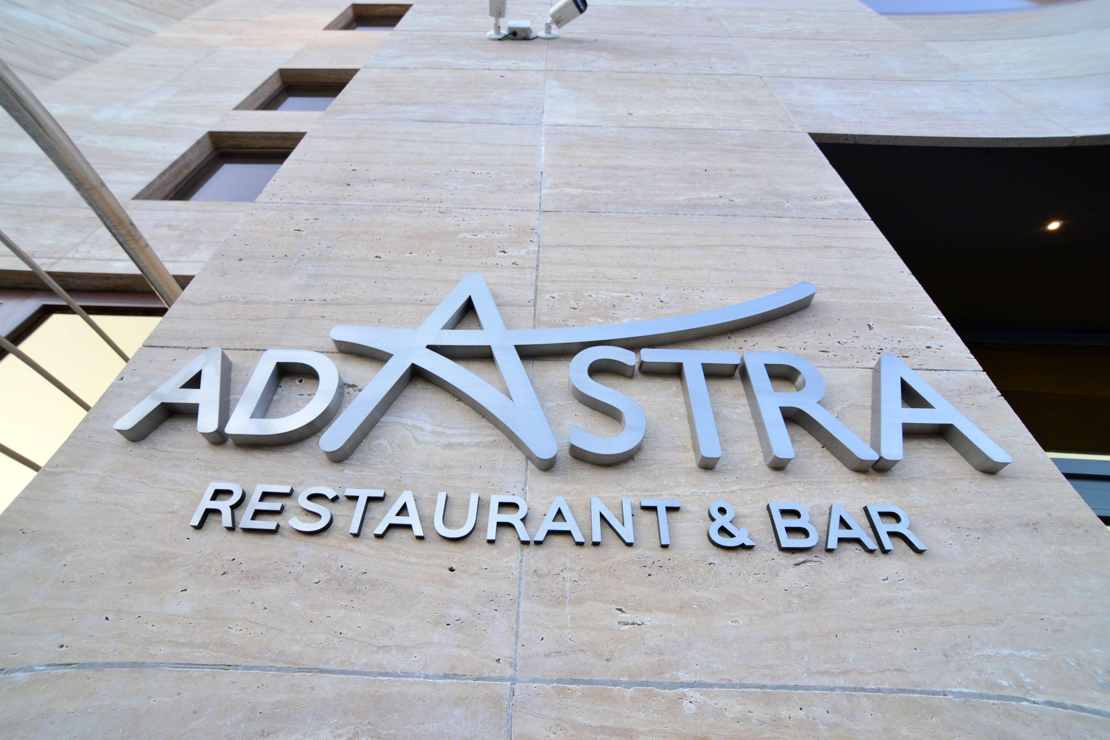 Radisson Blu Hotel Jerevan Exteriér fotografie Ad Astra Restaurant and Bar