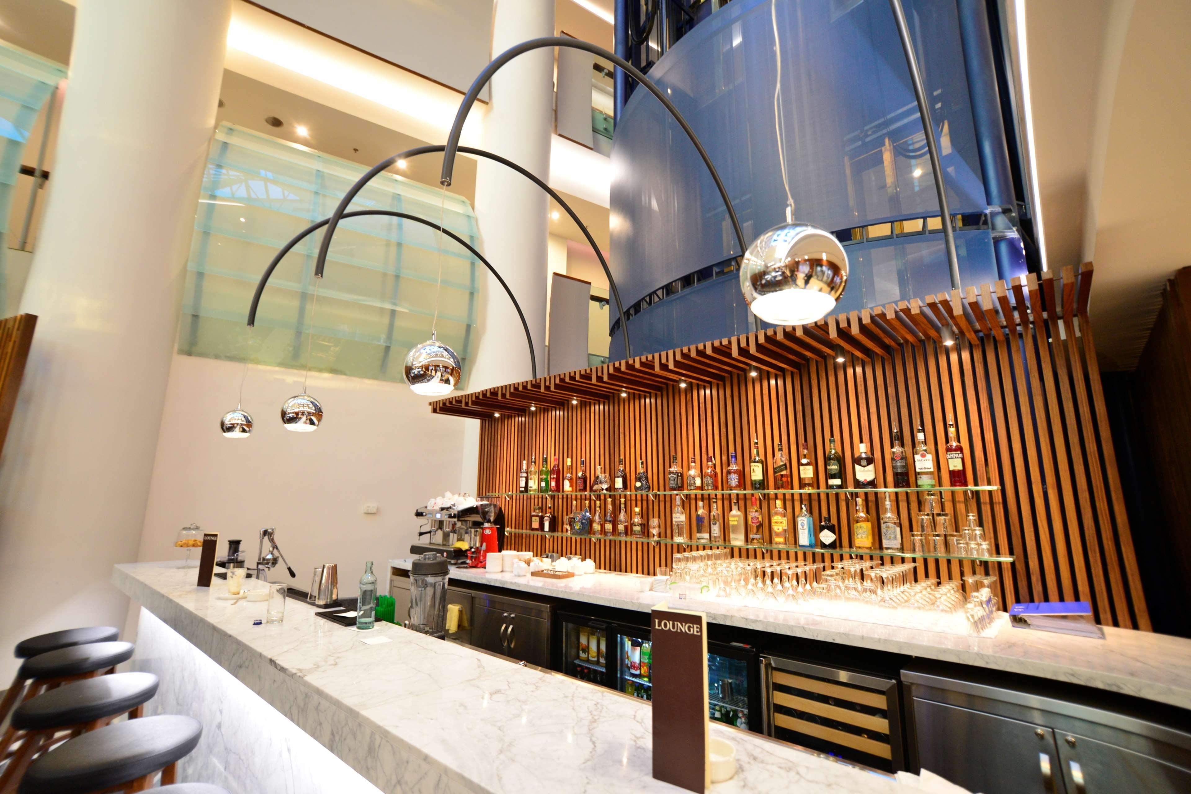 Radisson Blu Hotel Jerevan Exteriér fotografie The bar at the lobby