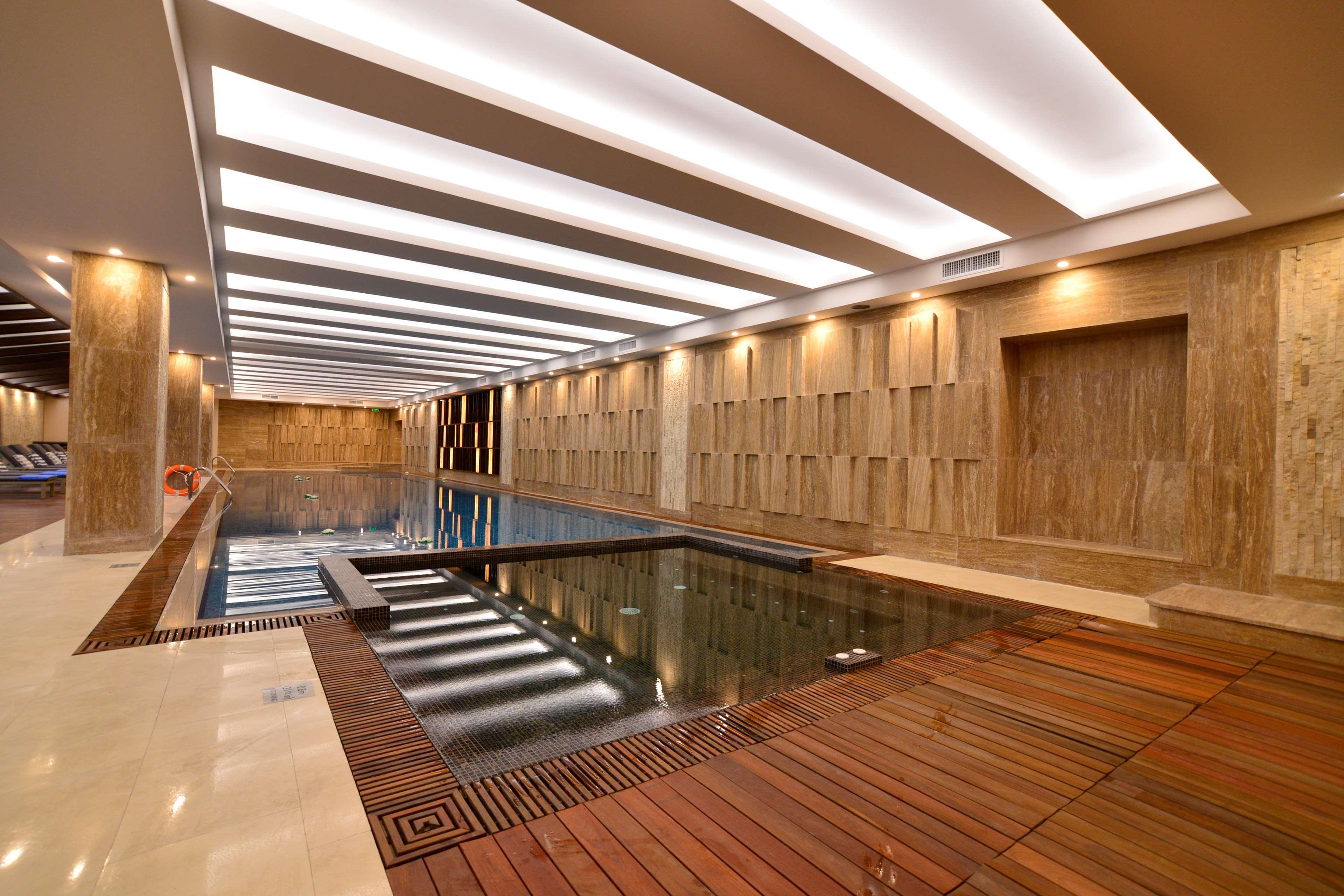 Radisson Blu Hotel Jerevan Exteriér fotografie The swimming pool at the hotel