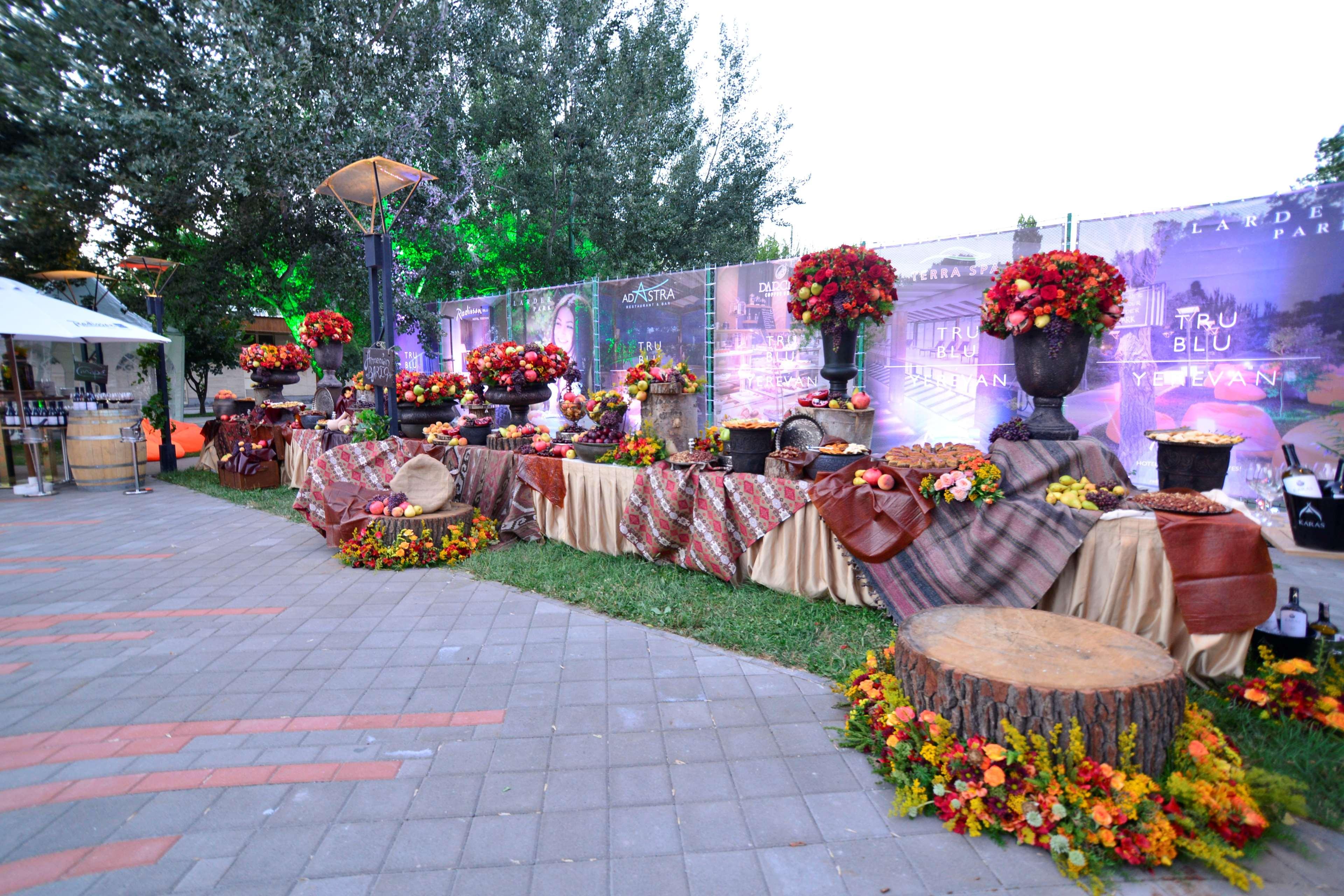 Radisson Blu Hotel Jerevan Exteriér fotografie A buffet at a wedding reception