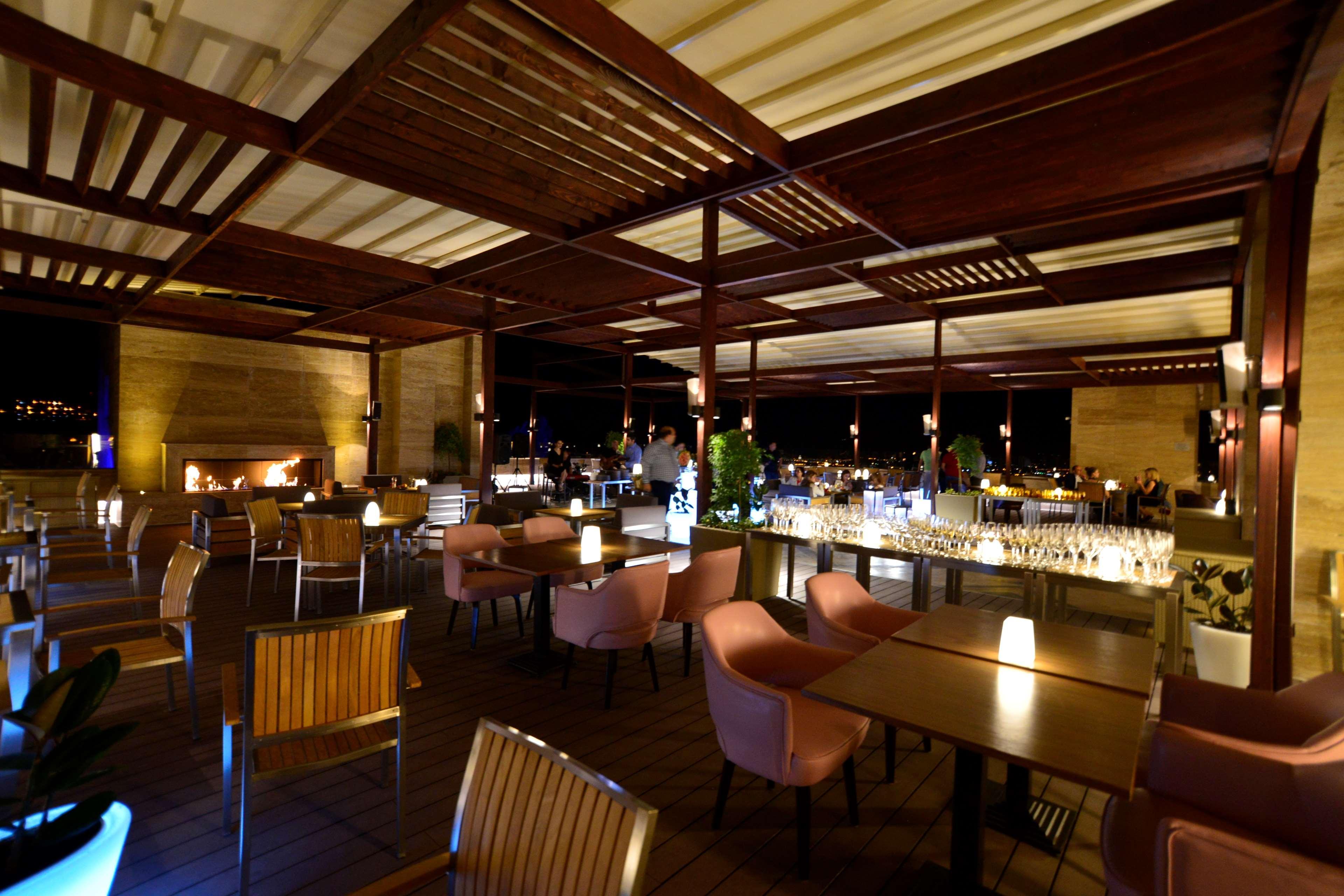 Radisson Blu Hotel Jerevan Exteriér fotografie The interior of the restaurant