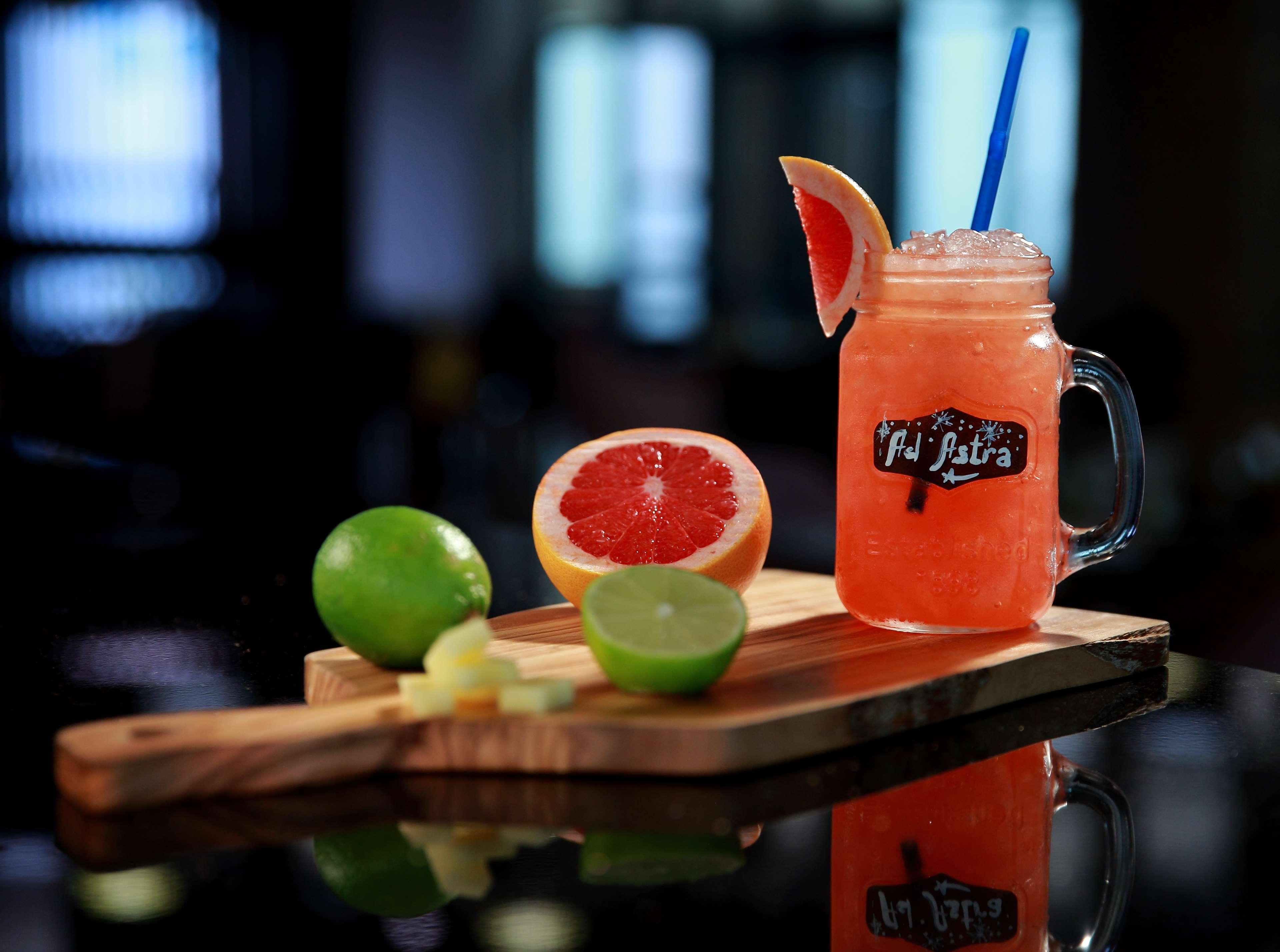 Radisson Blu Hotel Jerevan Exteriér fotografie A grapefruit margarita
