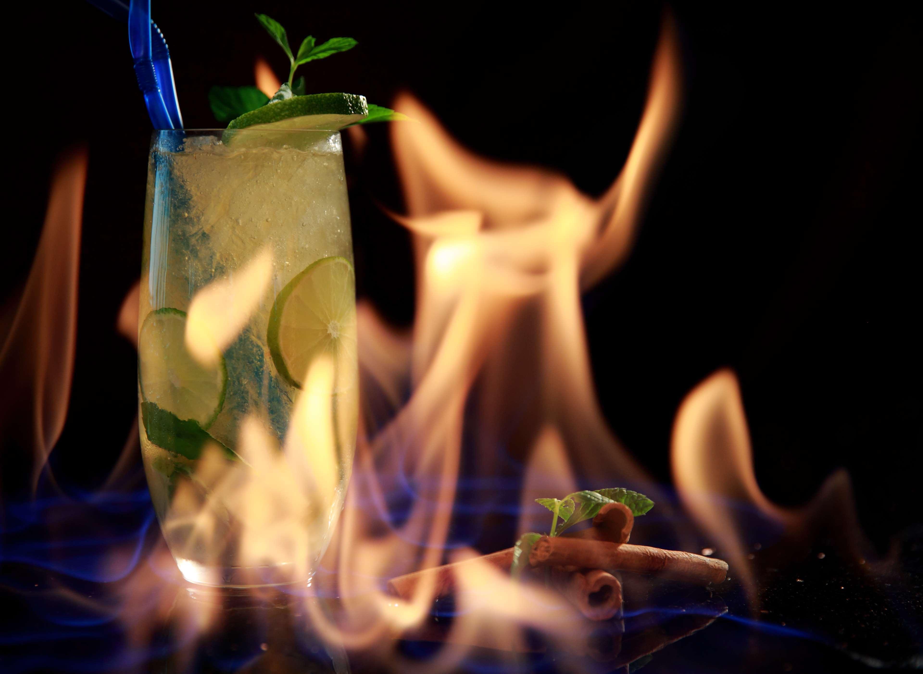 Radisson Blu Hotel Jerevan Exteriér fotografie A flaming Mojito