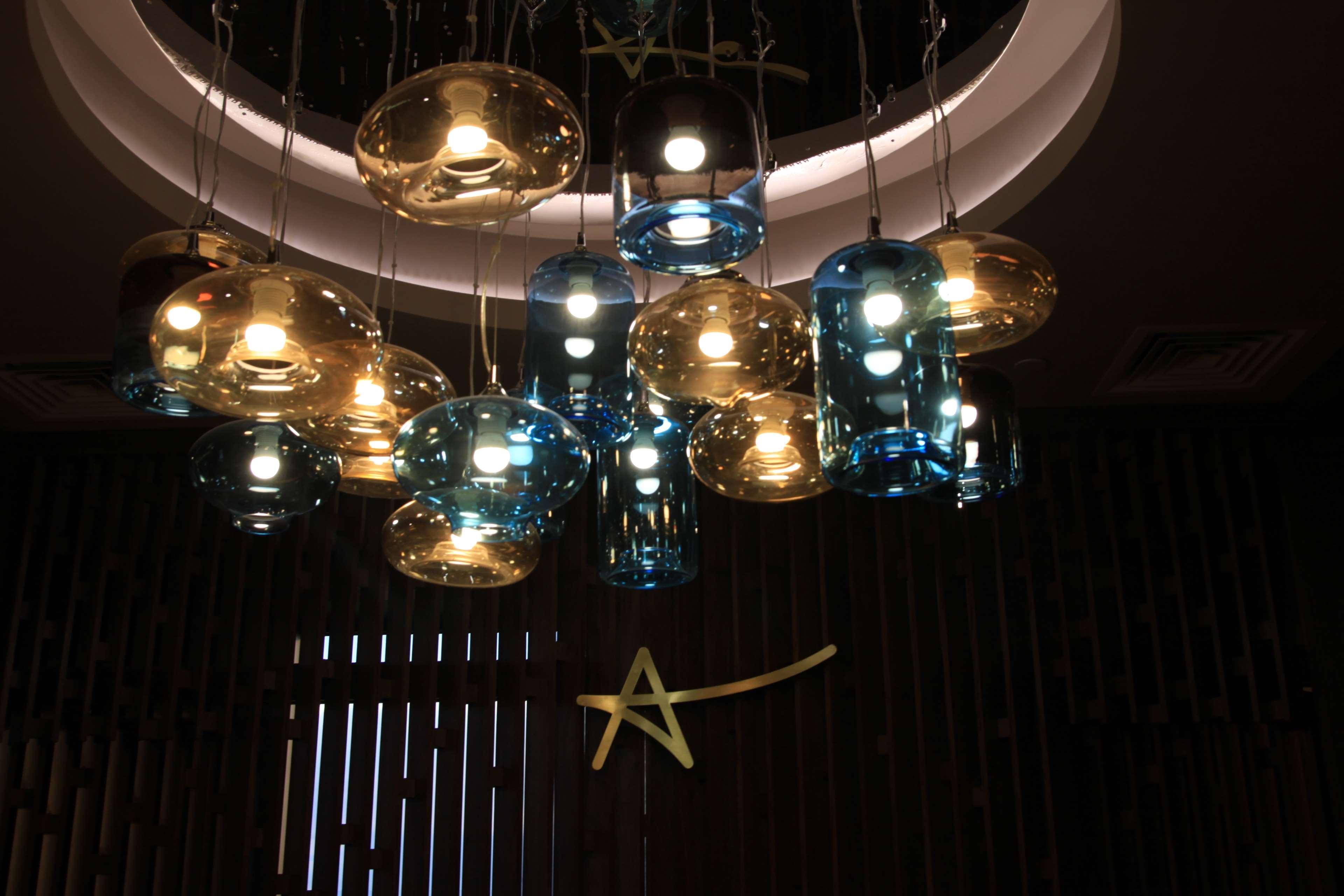 Radisson Blu Hotel Jerevan Exteriér fotografie The chandelier at the lobby of the hotel