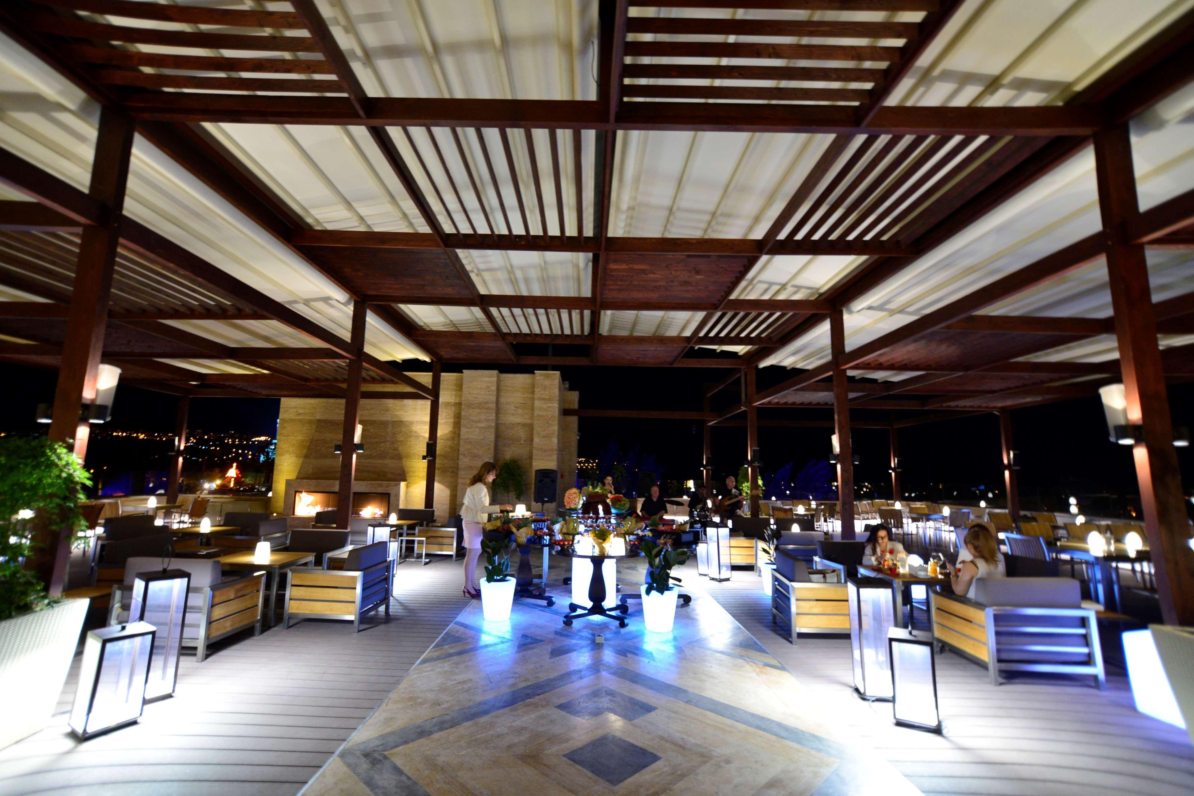 Radisson Blu Hotel Jerevan Exteriér fotografie The restaurant at the top of the hotel
