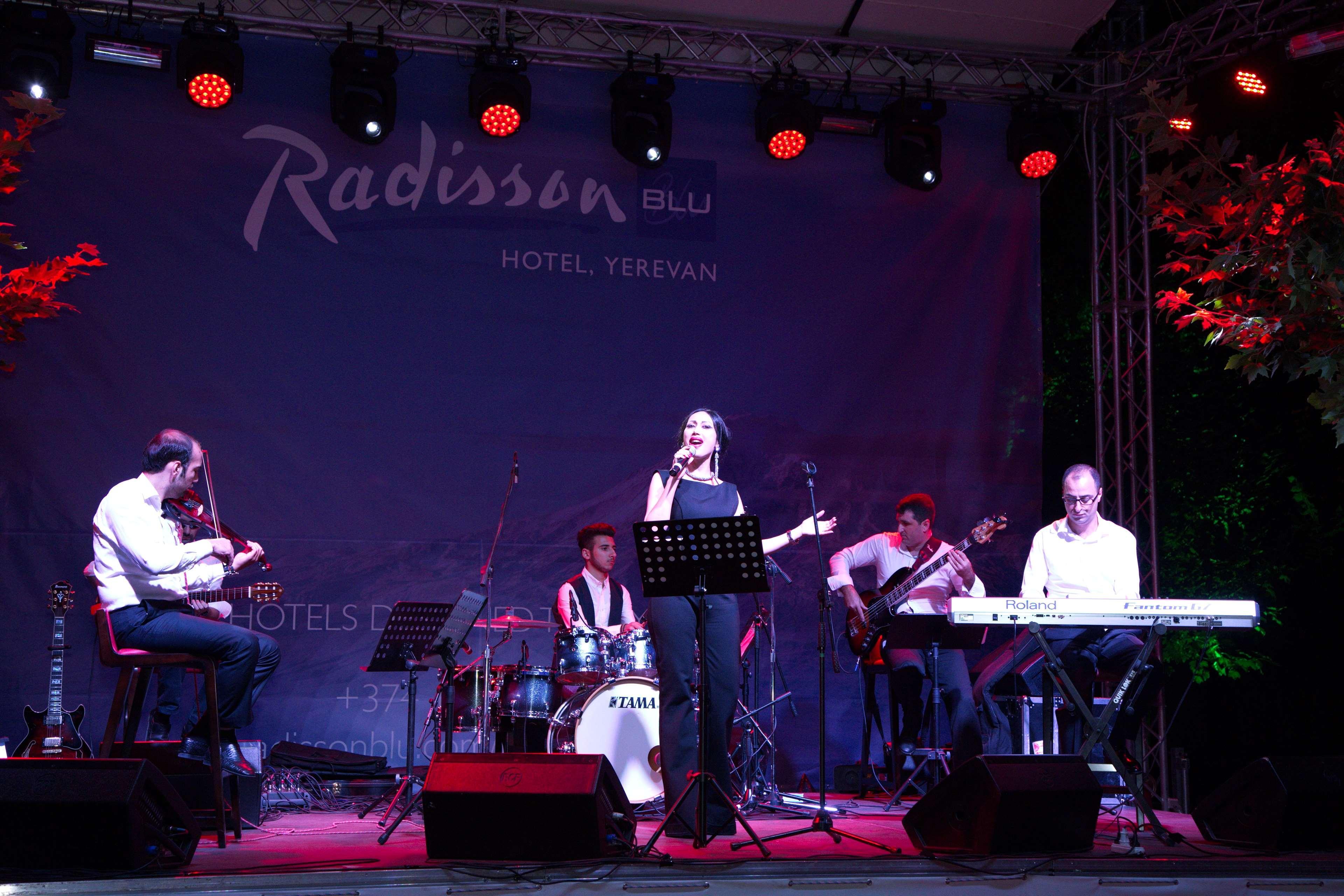 Radisson Blu Hotel Jerevan Exteriér fotografie The band in 2015