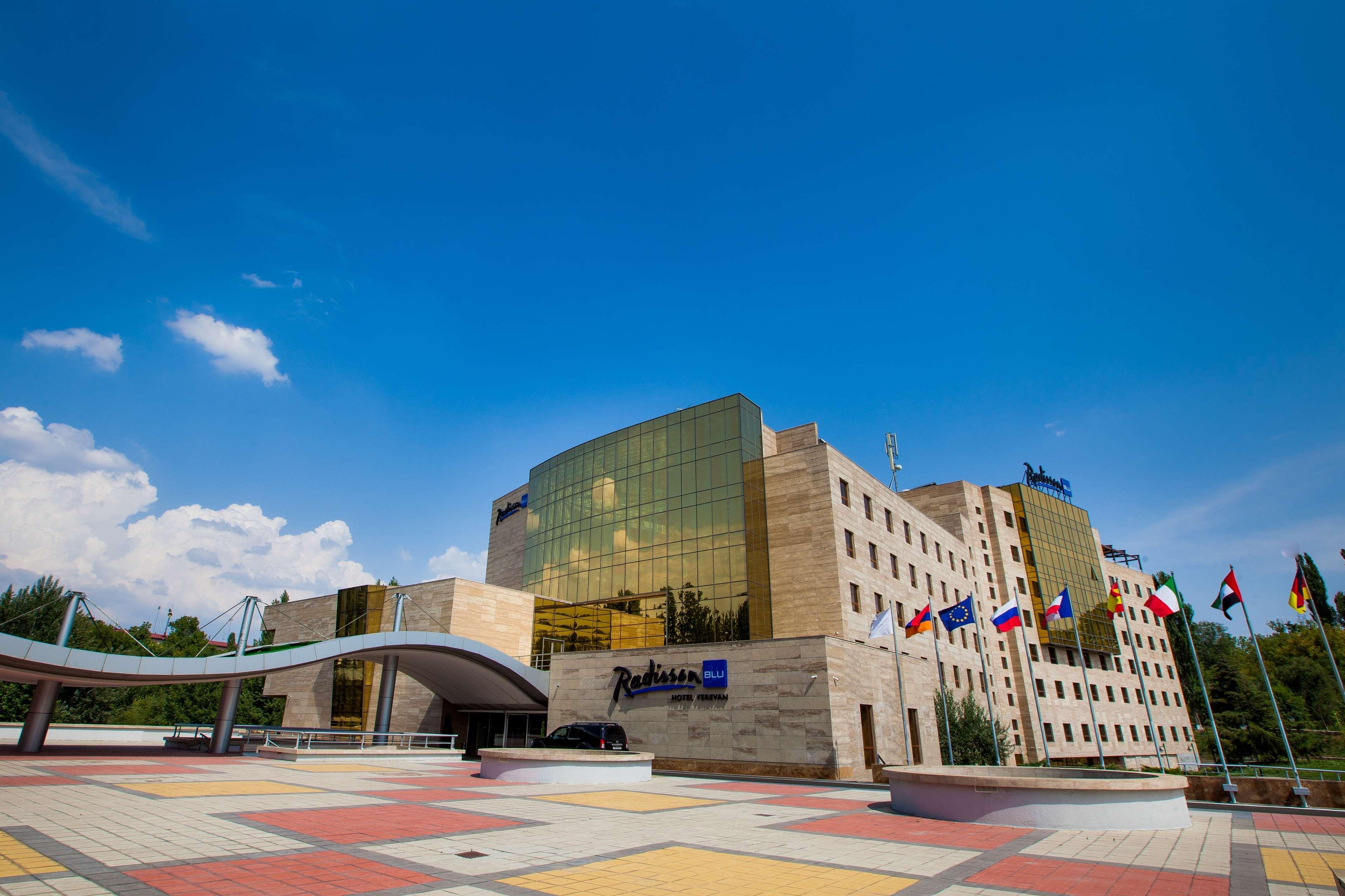 Radisson Blu Hotel Jerevan Exteriér fotografie The European University of Sofia