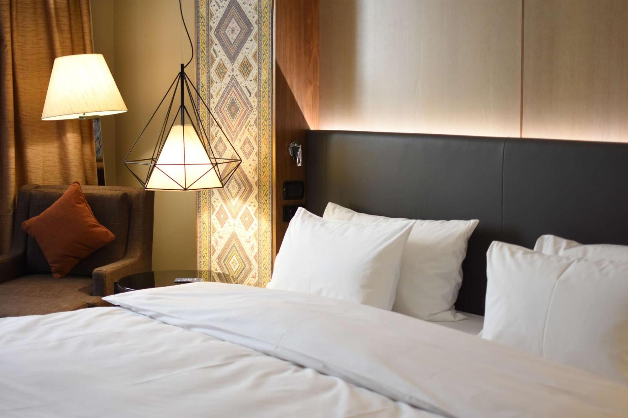 Radisson Blu Hotel Jerevan Exteriér fotografie A bed with white sheets
