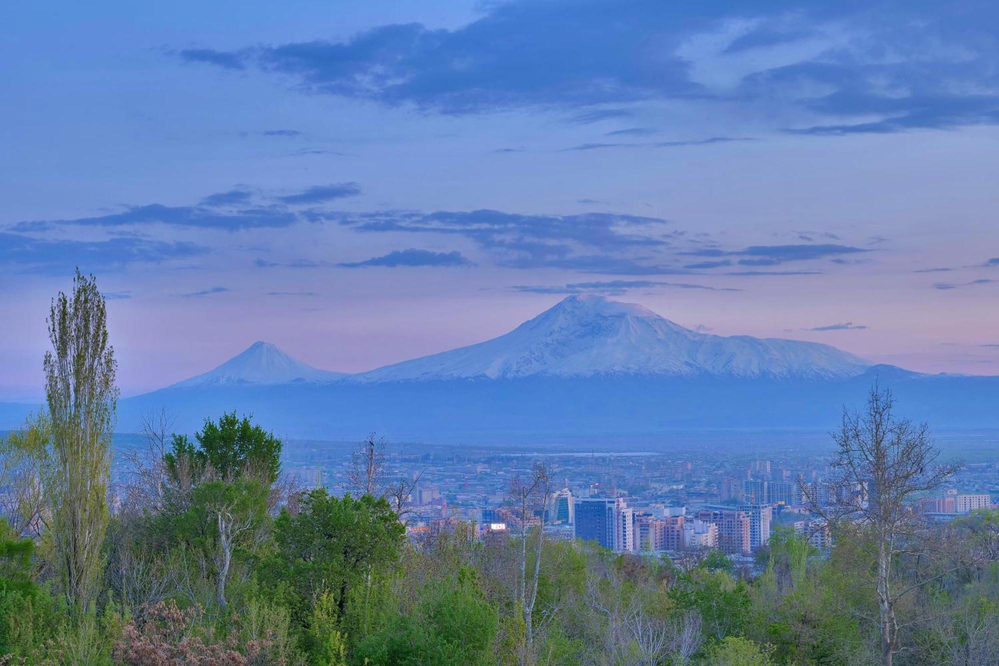 Radisson Blu Hotel Jerevan Exteriér fotografie View of Mount Si from the west