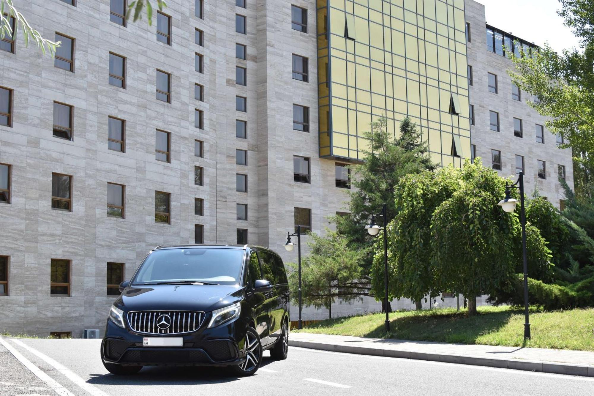 Radisson Blu Hotel Jerevan Exteriér fotografie Mercedes-Benz V-Class